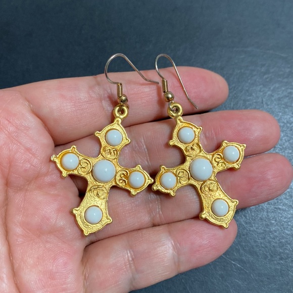 🖤Vtg💕Matte gold cross earrings - Picture 2 of 9